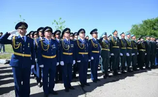 В Алматы в честь Дня защитника Отечества торжественно подняли Государственный флаг