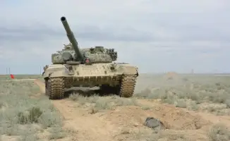 Морская пехота России проходит подготовку под воздействием танков на полигоне "Оймаша"