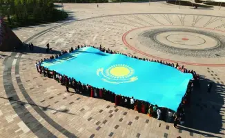 Флаг Казахстана развернули во время флешмоба ко Дню единства в Астане