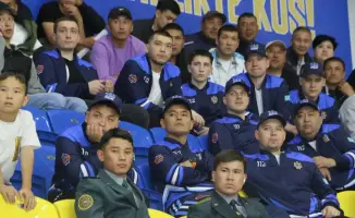 Глава МЧС Казахстана наградил победителей первого международного Кубка по хоккею с шайбой