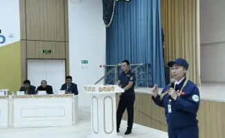 Обучение безопасному поведению на дорогах: опыт столичных школьников под руководством инспекторов полиции