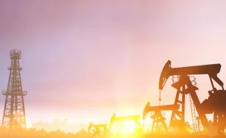 Нефть теряет высоту: Трамп обещает мир, и черное золото скатывается с горы