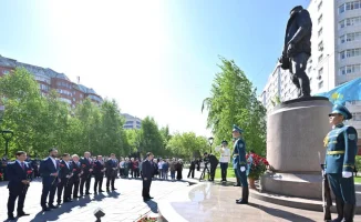 Цветы к подвигу: Мажилис чтит героя Бигельдинова