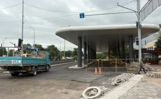 Строительство транспортно-остановочных комплексов (ТОК) в районе автовокзала 'Саяхат' в Алматы затягивается, и подрядчик будет вынужден заплатить за срыв сроков. Проект, стоимостью полтора миллиарда тенге, стал очередным долгостроем в городе.