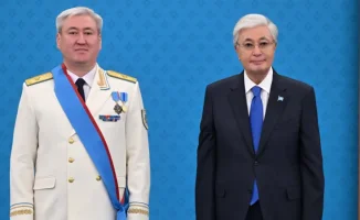 Президент Касым-Жомарт Токаев вручил государственные награды силовикам на церемонии, прошедшей в Алматы, подчеркивая важность их вклада в обеспечение безопасности и стабильности страны.