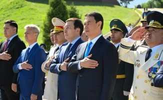 В Алматы торжественно подняли государственный флаг в честь Дня защитника Отечества: стартовали праздничные мероприятия
