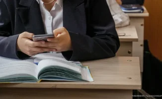 Казахстан рассматривает запрет на смартфоны в школах: важное изменение в образовательной политике