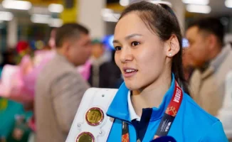 Чемпионка из Казахстана Алуа Балкибекова с разгромом вышла в четвертьфинал Кубка мира по боксу в весовой категории до 51 килограмма