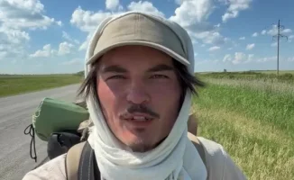 Блогер из Казани Никита Кузнецов решил пройти пешком путь из Казани в Алматы, чтобы показать настоящий Казахстан. В отличие от привычного авиаперелета, он выбрал более трудный, но увлекательный способ путешествия, который позволит ему глубже понять культу