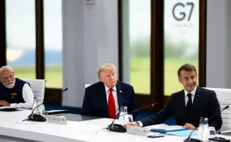 Президент США Дональд Трамп опоздал на рабочее заседание саммита G7 во Франции, войдя в зал последним. Его появление вызвало смех среди лидеров других стран.