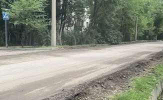 В Алматы обновляют дорожную инфраструктуру: замена бордюров и асфальта на улице Габдуллина