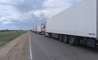Многокилометровые пробки на границе Казахстана и России: водители страдают от жары и нехватки продовольствия